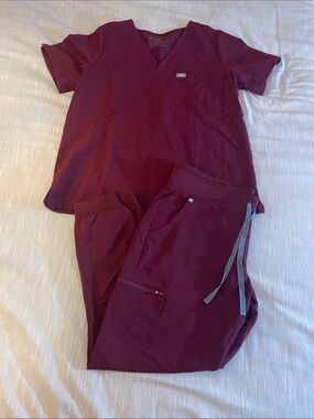 Figs V-Neck Scrub Top in Burgundy